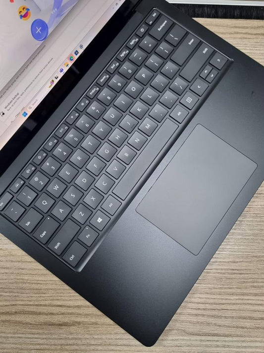 Microsoft Surface Laptop - Noir Mat, Écran Tactile, Design Ultra-Fin