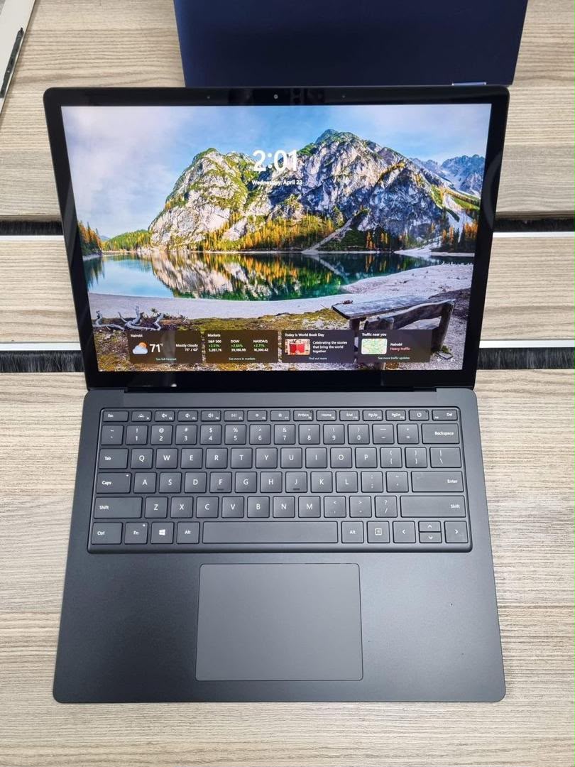 Microsoft Surface Laptop - Noir Mat, Écran Tactile, Design Ultra-Fin
