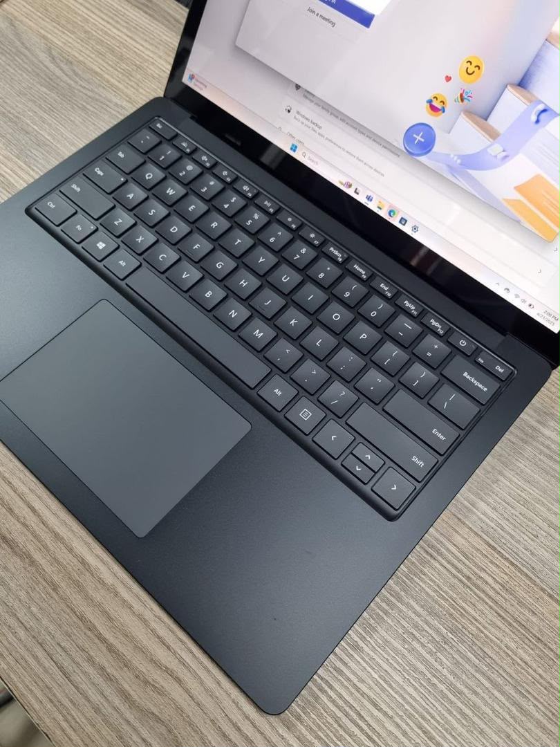 Microsoft Surface Laptop - Noir Mat, Écran Tactile, Design Ultra-Fin
